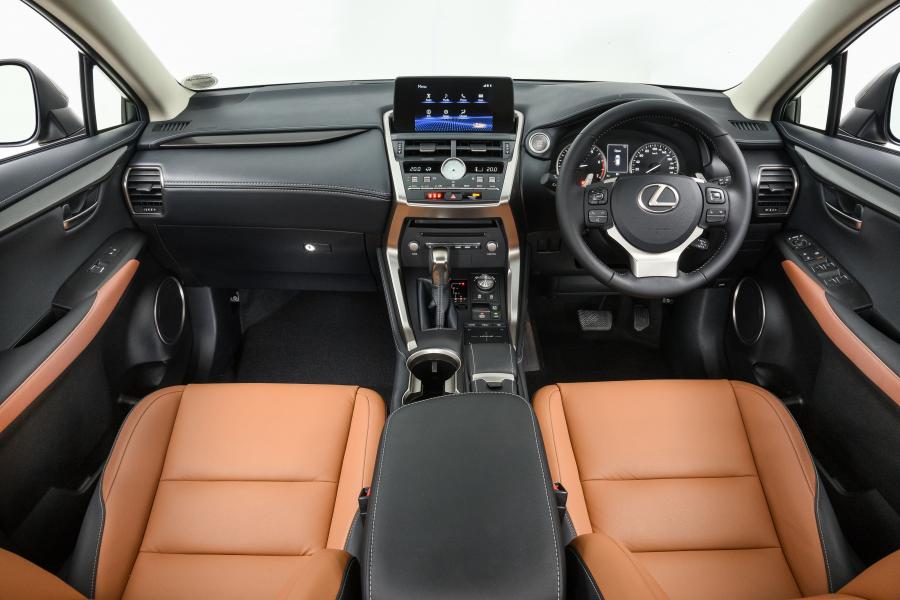 Торпедо Lexus NX300 2017 года  (ZA) (фото 18 из 27)